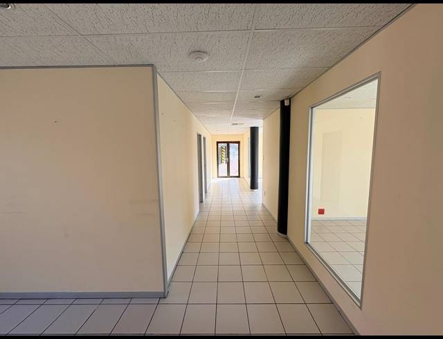 101M² OFFICE TO LET IN FOURWAYS